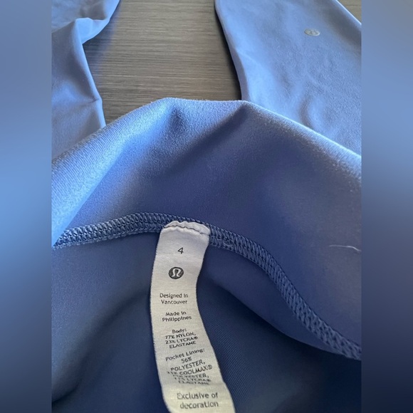 Lululemon size 4 workout pants. A83 - Picture 3 of 3